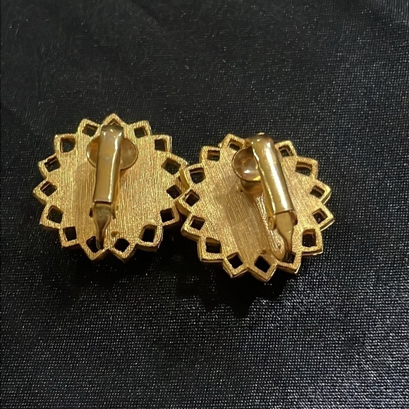 Vintage gold tone and green beaded necklace bracelet and earring set - Picture 7 of 7